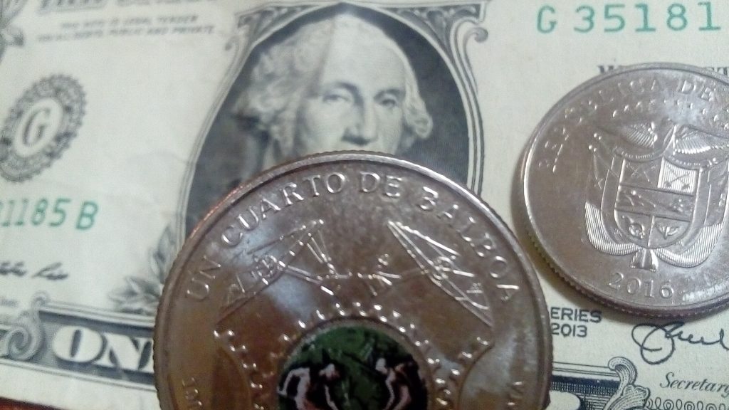 moneda y billete de Panamá